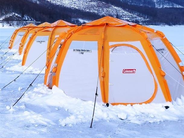 凍った湖に専用の釣り場が設けられます