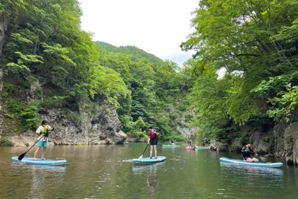 渓谷を流れる豊平川をのんびりクルーズ