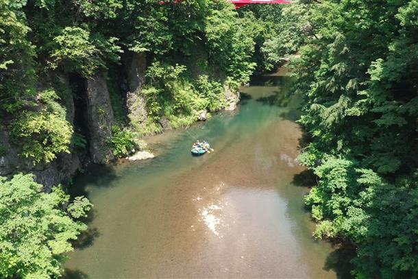 北海道の大自然を満喫 ♪ 渓谷を川下り！