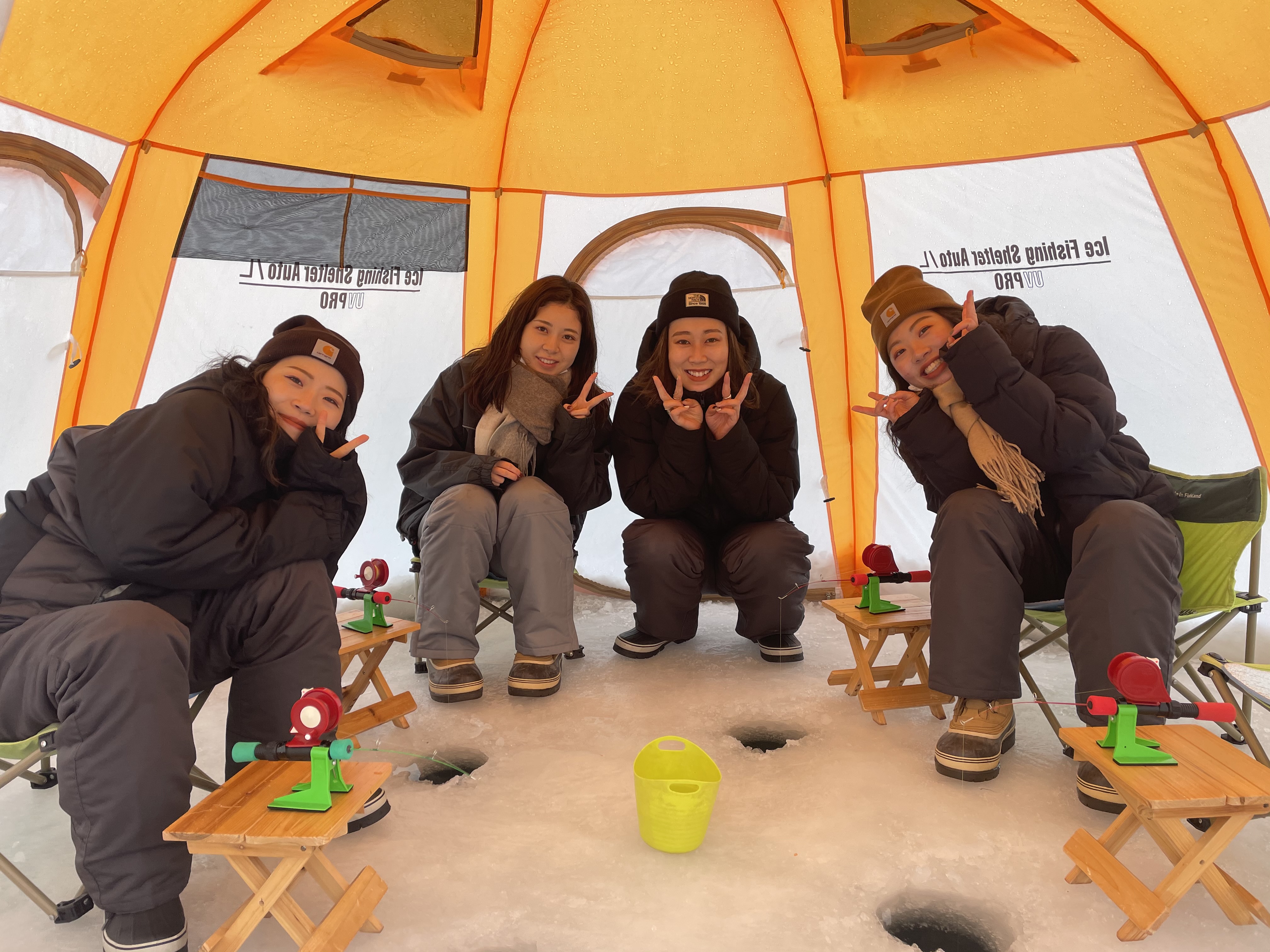 専用テントの中でワカサギ釣りに挑戦♪