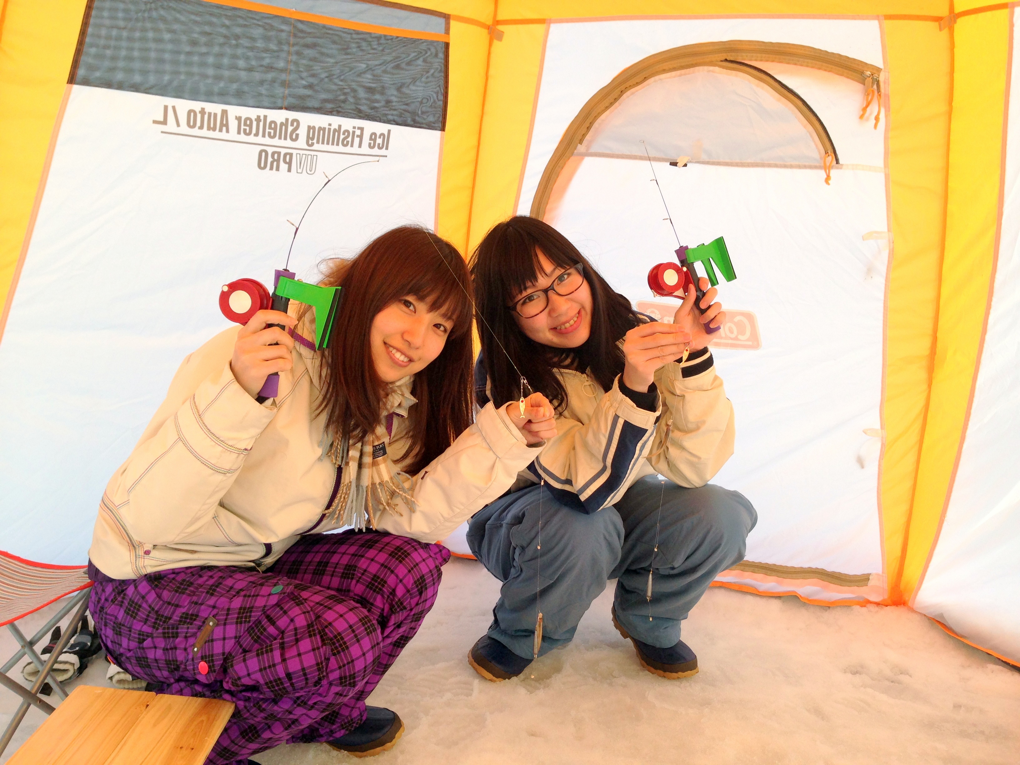 専用テントの中でワカサギ釣りに挑戦♪
