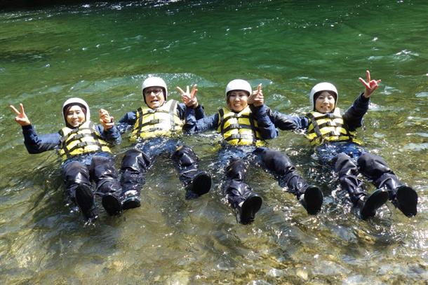川の流れに身を任せて浮かんでみよう