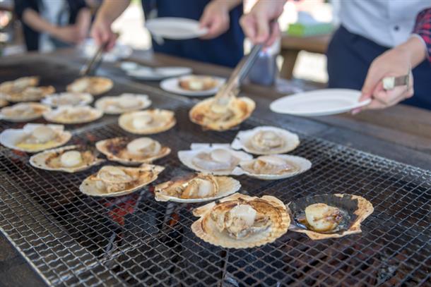 名産品のホタテをその場で味わえる♪