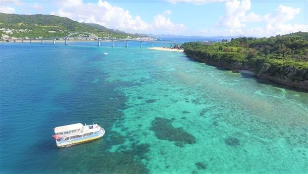 瀬底島周辺の美しい海をご案内♪