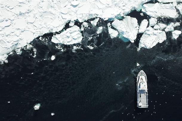 流氷のオホーツク海へ船で乗り出す