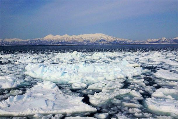 海に漂う流氷と知床連山の絶景