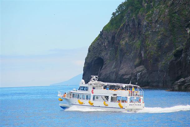 小型船だから絶景ポイントへ近づける♪