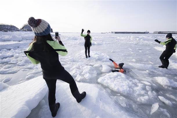 流氷に乗ってハイチーズ！