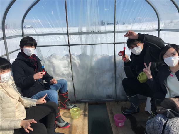 暖かい小屋で安心ワカサギ釣り♪