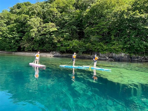鏡のような湖面へ繰り出そう！