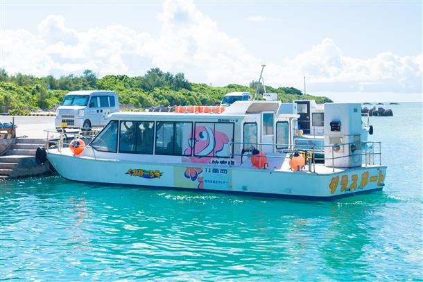 グラスボートで海の中を観察