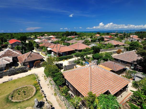 赤瓦屋根が並ぶ街並みを楽しめる！