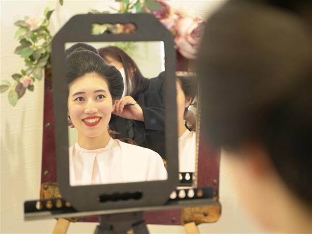 かつらでヘアセットを行います。