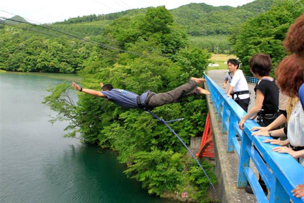20m下の川に向かって飛ぶ！