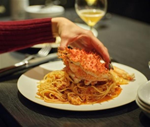 カニを使ったソースをパスタに絡めて