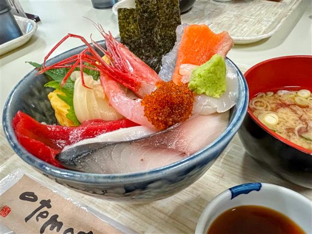 朝食は新鮮な【海鮮丼】を食べよう
