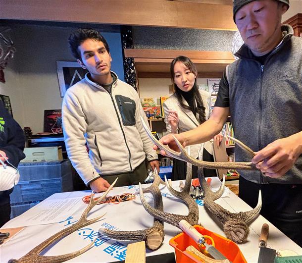 職人に相談しながら素材を選びます。