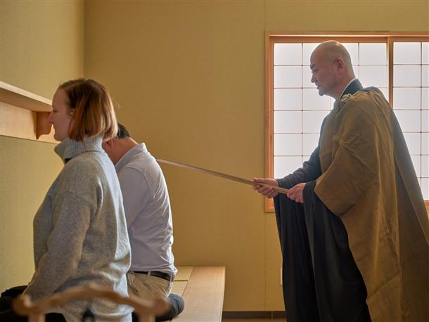 床に座るのが難しい方は椅子をご用意します