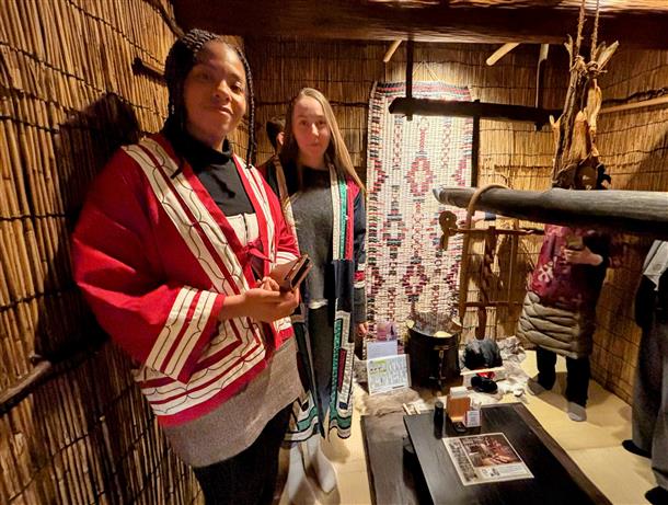 本物の民族衣装を着て記念撮影♪