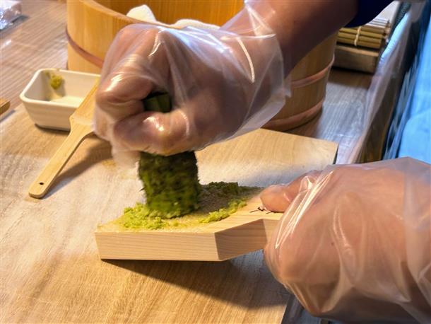 まずは新鮮なわさびのすりおろし体験