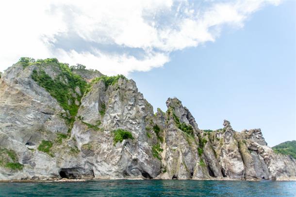奇岩群が迫る海からしか見られない絶景