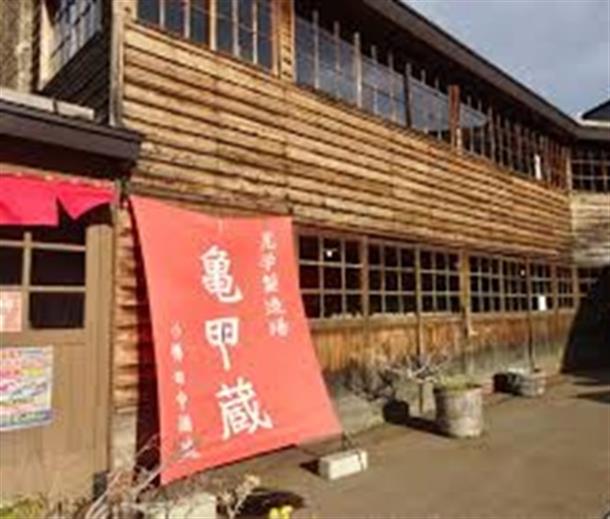 ガラス越しに麹室や仕込みタンクを見学可能