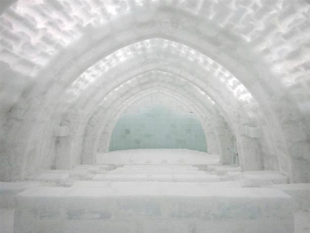 雪と氷だけで作られた構造物