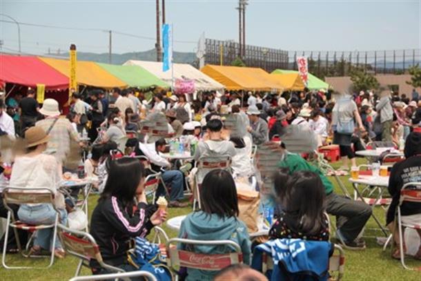 ステージイベントや出店をお楽しみください