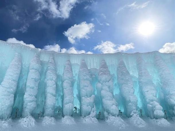 大小さまざまな氷のオブジェが立ち並ぶ