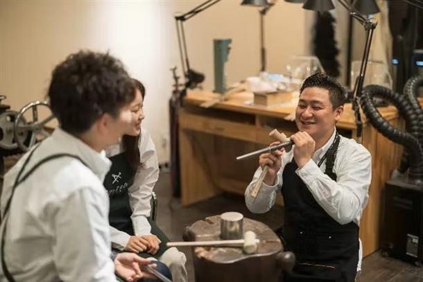ジュエリー制作の国家資格を持つスタッフ