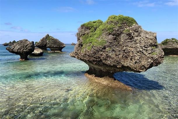 岩々の間を通って地形探検も楽しい！