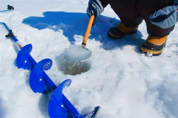 分厚い氷の穴あけ体験もできる本格プラン！