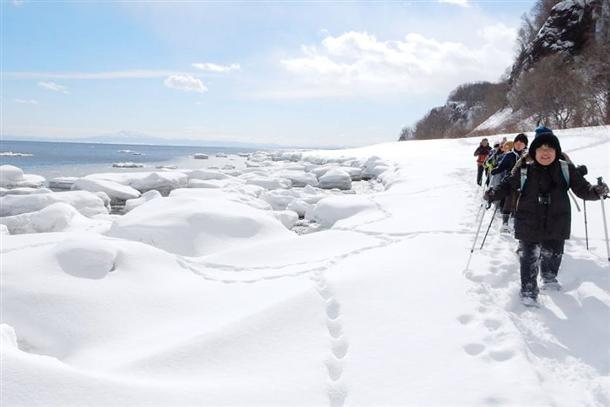 流氷押し寄せる海岸線をスノーシューで歩く