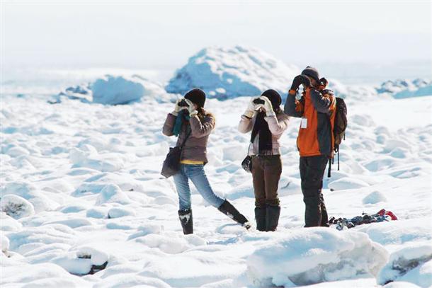 流氷の上に立てるのは冬の北海道ならでは♪