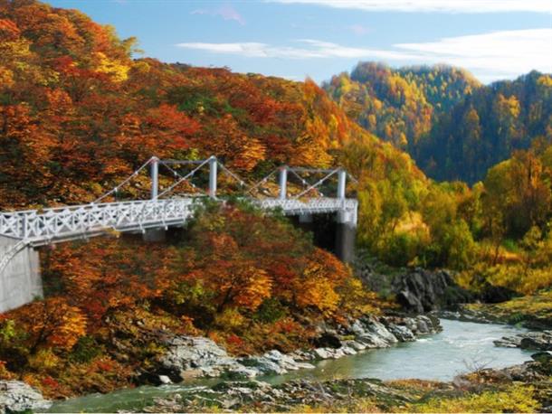 紅葉の名所としても知られる神居古潭