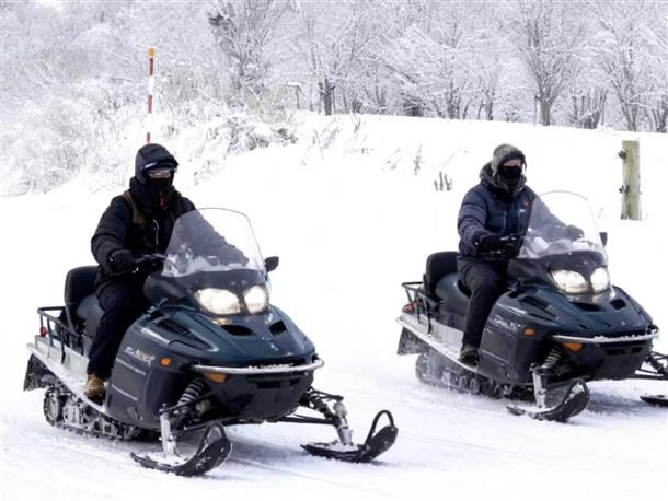 スノーモービル