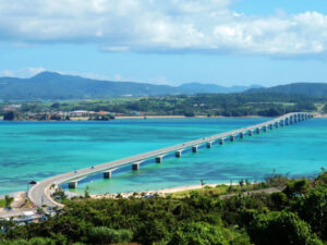 古宇利島大橋を渡る