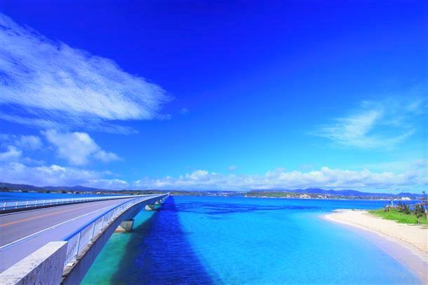 古宇利島大橋を渡る