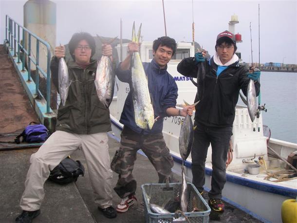 釣った魚と記念撮影