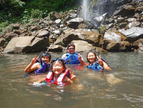 滝つぼでは水遊びも！