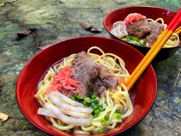 自慢の手作りラフテーの八重山そばランチ！