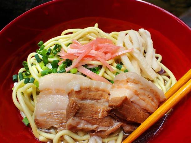 自慢の手作りラフテーの八重山そばランチ！