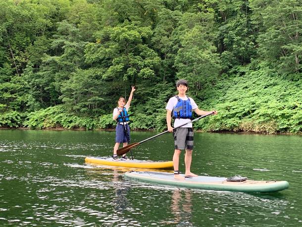 落ち着いた水面が魅力のダム湖でSUP体験