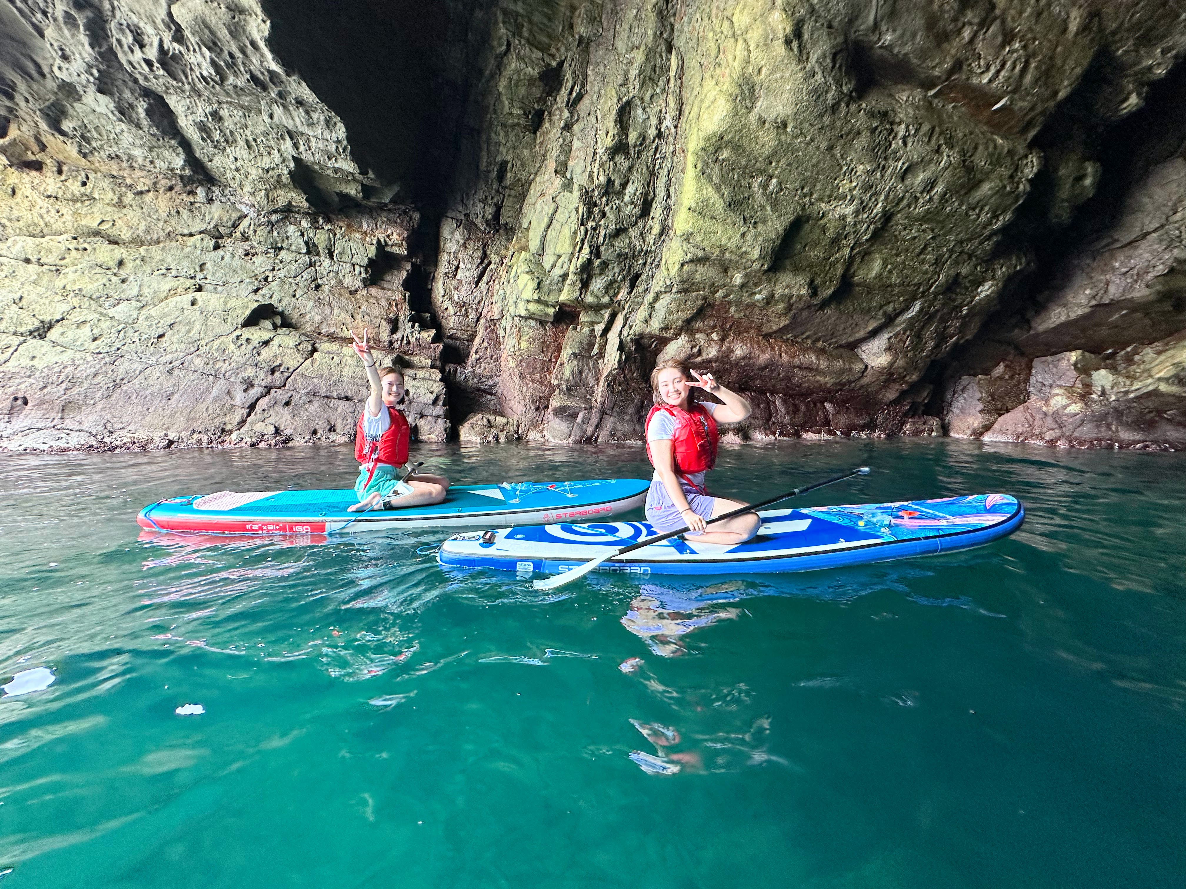 SUPでしか入れない洞窟内へ
