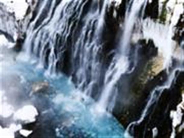 流れおちる姿を見下ろす『白ひげの滝』