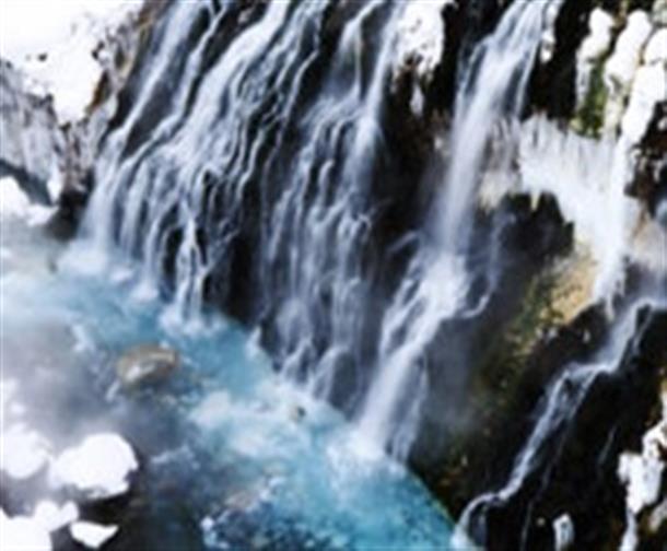 30mの高さから流れ落ちる『白ひげの滝』