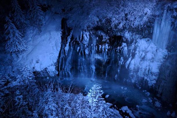 ライトの色が変わると幻想的な滝が現れる