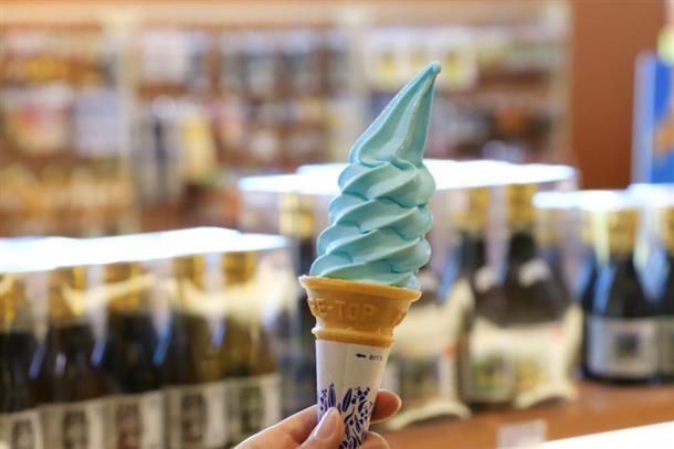 爽やかな積丹ブルーソフトは神威岬名物