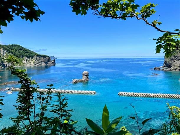 断崖絶壁の海岸線と宝島を望む『黄金岬』
