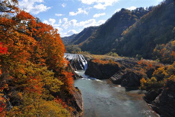 燃えるような紅葉広がる渓谷美